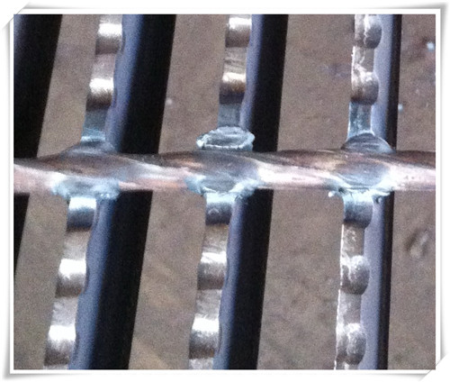 鋼格柵板表面用什么防腐方案？答：熱鍍鋅最佳